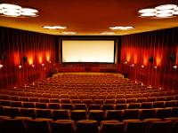 Kino-aula ja Nuijamies ovat kauniita leffateattereita täynnä historiaa – ja toinen niistä on Pave Maijasen ensimmäinen soolokeikkapaikka